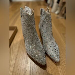 New Never Worn Rhinestone Sparkle Cowboy Boot Booties Silver Size 9